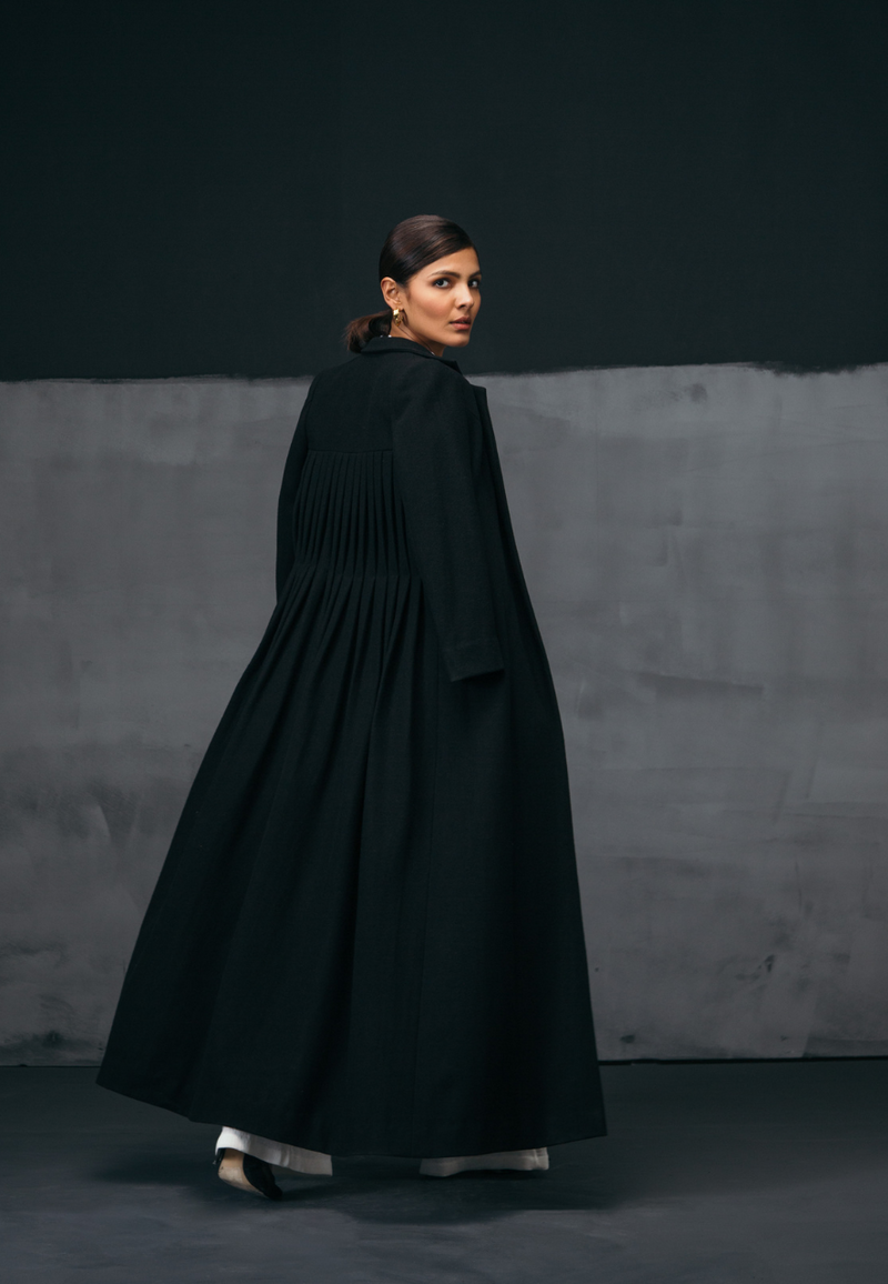BACK-PLEATED WOOL COAT IN BLACK
