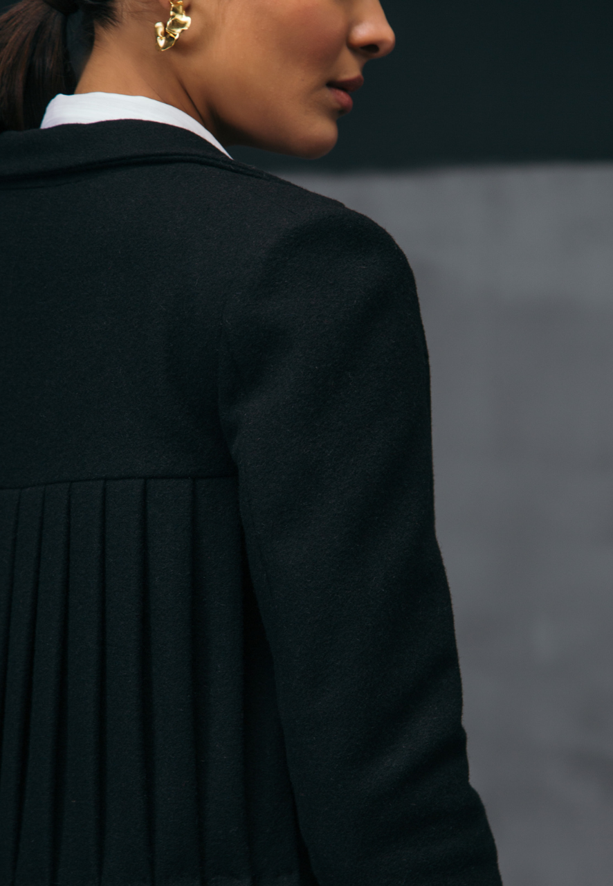 BACK-PLEATED WOOL COAT IN BLACK