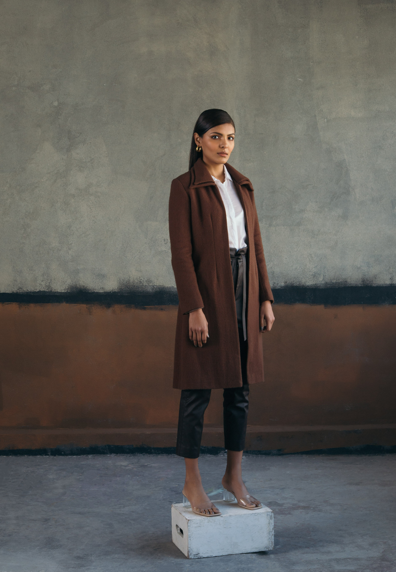 DOUBLE COLLARED WOOL COAT IN BROWN