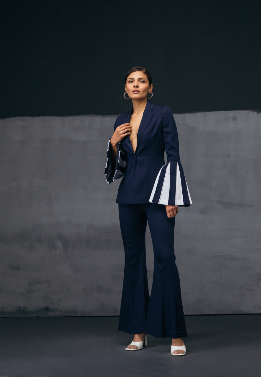 OPEN-PLEAT SET IN BLUE